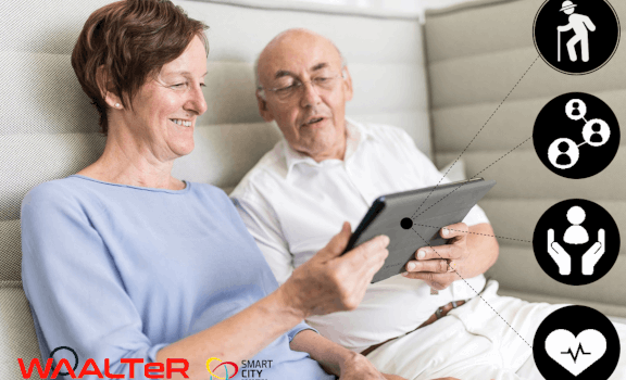2 SeniorInnen schauen auf ein Tablet mit integrierter AAL-Systemlösung