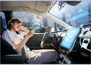 Eine Frau lehnt sich entspannt im Fahrersitz eines Autos zurück, während sie auf ihr Smartphone schaut. Das Auto ist im Autopilot-Modus, dargestellt durch futuristische digitale Grafiken mit Symbolen für selbstfahrende Technologie auf dem Display und in der Umgebung.